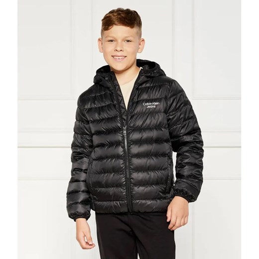 Calvin Klein Jeans Puchowa kurtka | Regular Fit ze sklepu Gomez Fashion Store w kategorii Kurtki chłopięce - zdjęcie 184948141