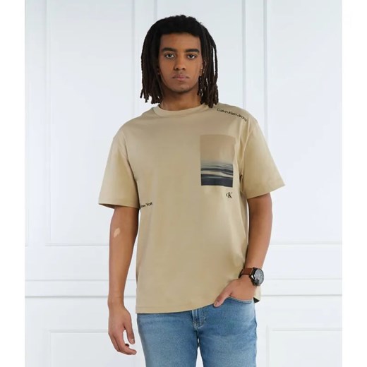 Calvin Klein Jeans T-shirt SERENITY BACK GRAPHIC | Regular Fit ze sklepu Gomez Fashion Store w kategorii T-shirty męskie - zdjęcie 184976603