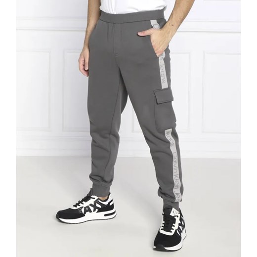 Calvin Klein Jeans Spodnie dresowe LOGO TAPE | Regular Fit ze sklepu Gomez Fashion Store w kategorii Spodnie męskie - zdjęcie 185003323