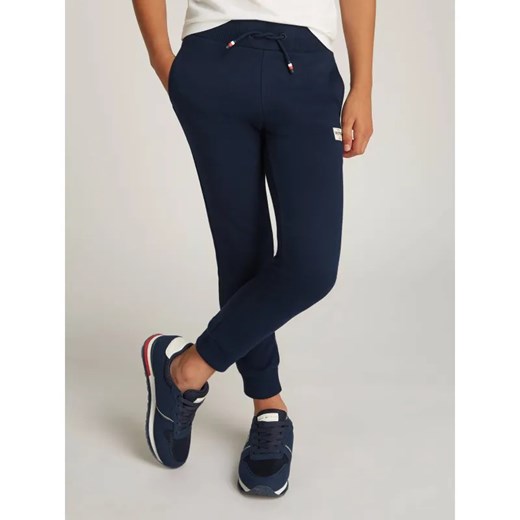 Tommy Hilfiger Spodnie dresowe | Regular Fit ze sklepu Gomez Fashion Store w kategorii Spodnie chłopięce - zdjęcie 185005961