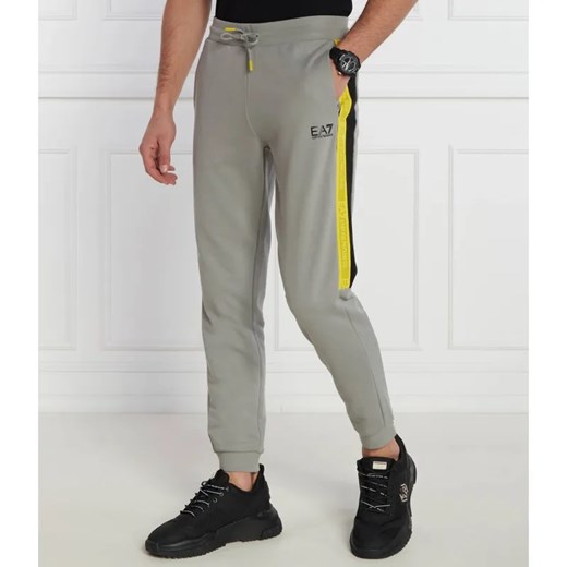 EA7 Spodnie dresowe | Regular Fit ze sklepu Gomez Fashion Store w kategorii Spodnie męskie - zdjęcie 185006432