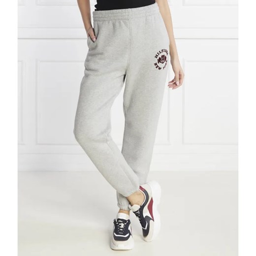 Tommy Hilfiger Spodnie dresowe VARSITY FLOCK | Relaxed fit ze sklepu Gomez Fashion Store w kategorii Spodnie damskie - zdjęcie 185010842
