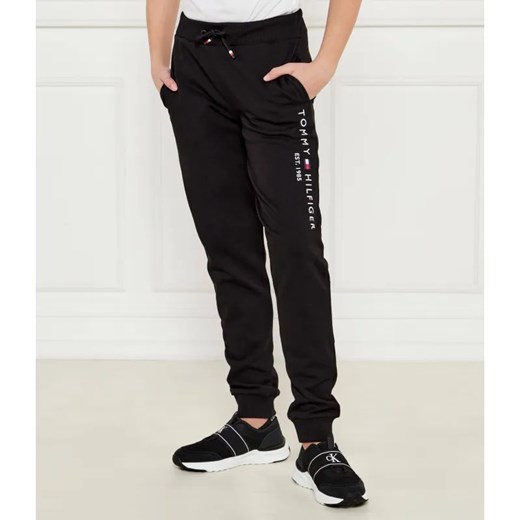 Tommy Hilfiger Spodnie dresowe | Regular Fit ze sklepu Gomez Fashion Store w kategorii Spodnie chłopięce - zdjęcie 185011961