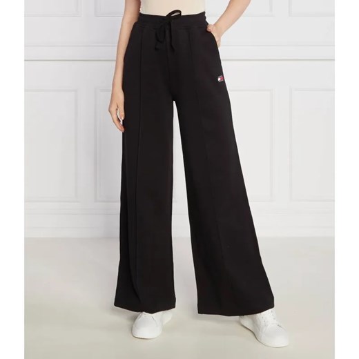 Tommy Jeans Spodnie dresowe TJW XS BADGE STRT LEG | flare fit ze sklepu Gomez Fashion Store w kategorii Spodnie damskie - zdjęcie 185014304
