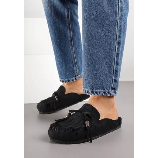 Czarne Klapki z Frędzlami i Kokardą Narialla - id: 397051 - marki born2be - 185021012 Czarne Klapki z Frędzlami i Kokardą Narialla ze sklepu born2be.pl w kategorii Klapki damskie - zdjęcie 185021012