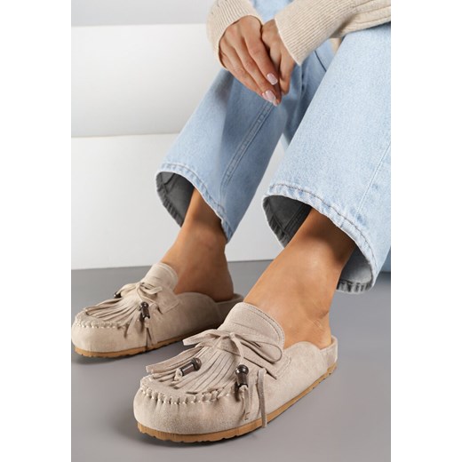 Ciemnobeżowe Klapki Ozdobione Kokardą i Frędzlami Felindrise - id: 9716-85-KHAKI - marki Renee - 185032673 Ciemnobeżowe Klapki Ozdobione Kokardą i Frędzlami Felindrise ze sklepu renee.pl w kategorii Klapki damskie - zdjęcie 185032673