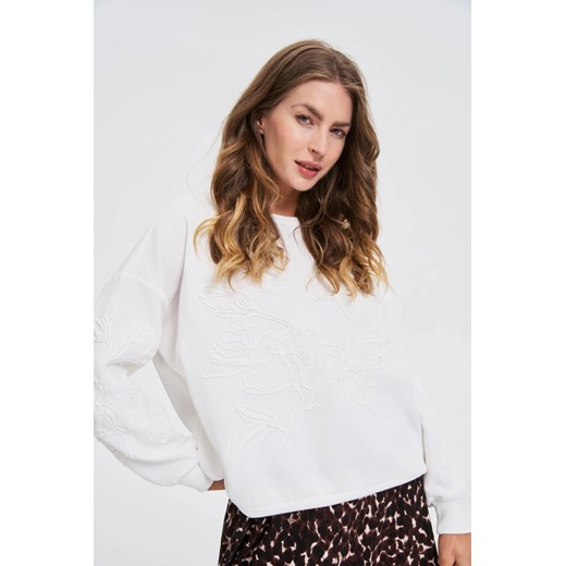 Bluza z aplikacją biała ze sklepu Moodo.pl w kategorii Bluzy damskie - zdjęcie 185038070