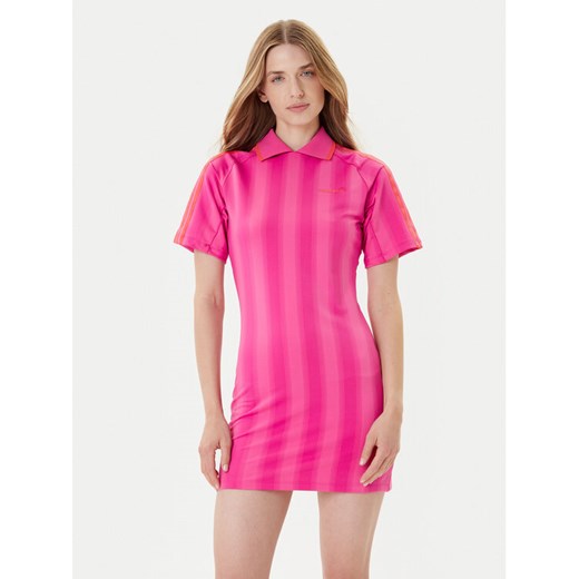 adidas Sukienka codzienna Football Inspired Graphic JW6013 Różowy Regular Fit ze sklepu MODIVO w kategorii Sukienki - zdjęcie 185040764