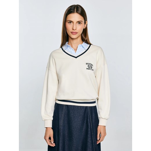 Bluza damska w stylu college z haftem z dekoltem v-neck kremowa Gabriella 103 ze sklepu Big Star w kategorii Bluzy damskie - zdjęcie 185043953
