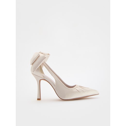 Reserved - Buty na obcasie z kokardą - kremowy ze sklepu Reserved w kategorii Czółenka - zdjęcie 185052253
