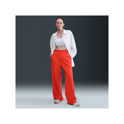 Damskie spodnie z wysokim stanem i luźnymi szerokimi nogawkami Dri-FIT Nike 24.7 PerfectStretch - Czerwony ze sklepu Nike poland w kategorii Spodnie damskie - zdjęcie 185055784