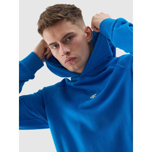 Męska bluza nierozpinana z kapturem 4F 4FWSS24TSWSM1010 - niebieska ze sklepu Sportstylestory.com w kategorii Bluzy męskie - zdjęcie 185078691