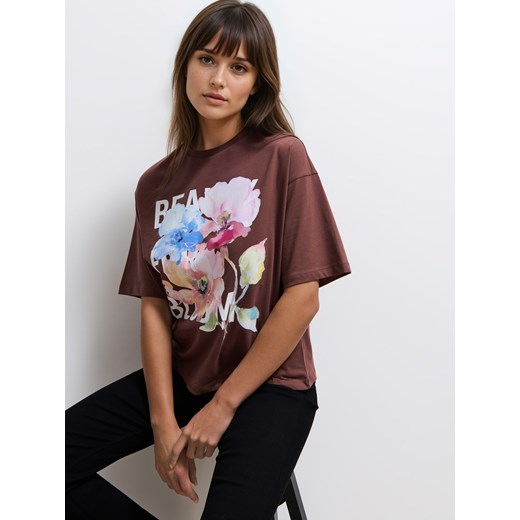 Mohito - Bawełniany brązowy t-shirt z nadrukiem - brązowy ze sklepu Mohito w kategorii Bluzki damskie - zdjęcie 185084412