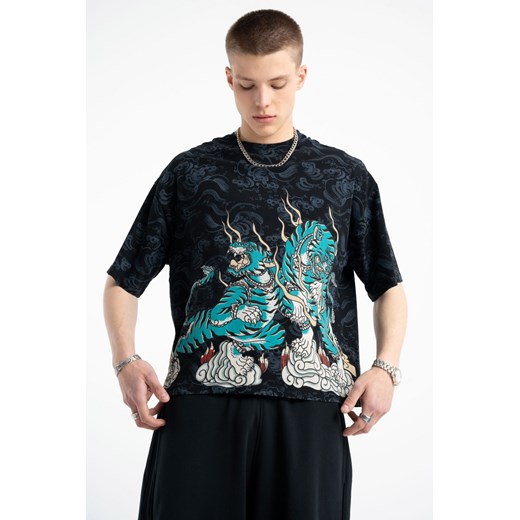 Czarny t-shirt z kolorowym nadrukiem na całości, rozmiar - 146, kolor - multikolor ze sklepu REPORTER w kategorii T-shirty chłopięce - zdjęcie 185389021
