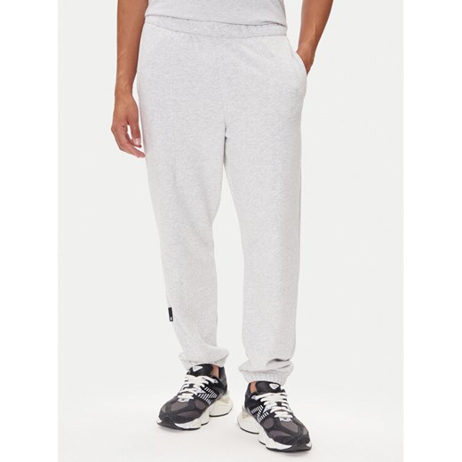 On Spodnie dresowe Club Pants 1ME1004 Szary Relaxed Fit ze sklepu MODIVO w kategorii Spodnie męskie - zdjęcie 185391250