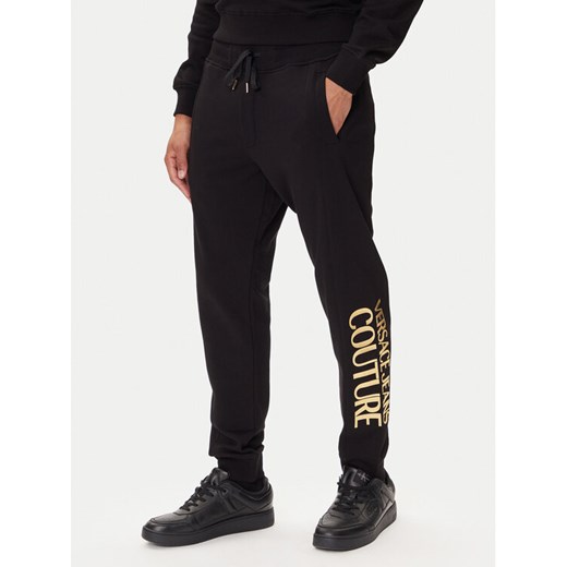Versace Jeans Couture Spodnie dresowe 79GAAT05 Czarny Regular Fit ze sklepu MODIVO w kategorii Spodnie męskie - zdjęcie 185401772