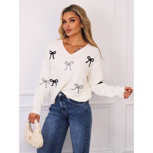 SWETER W KOKARDKI I DEKOLTEM W SZPIC- BIAŁY ze sklepu olika.com.pl w kategorii Swetry damskie - zdjęcie 185408023