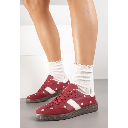 Bordowe Sneakersy Typu Tenisówki z Kwiatkami Reisare ze sklepu born2be.pl w kategorii Buty sportowe damskie - zdjęcie 185421721