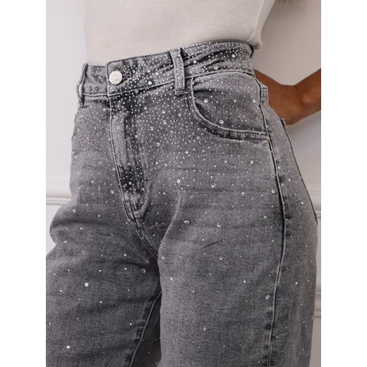 SPODNIE JEANSOWE MOM FIT ZDOBIONE CYRKONIAMI- SZARE ze sklepu olika.com.pl w kategorii Jeansy damskie - zdjęcie 185433642