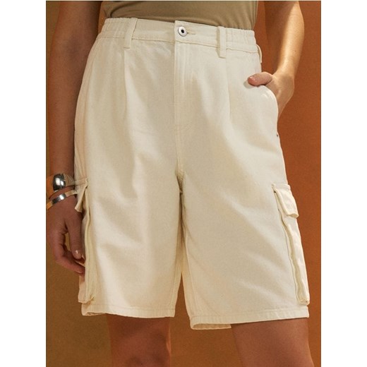 Sinsay - Jeansowe bermudy cargo - kremowy ze sklepu Sinsay w kategorii Szorty - zdjęcie 185458012