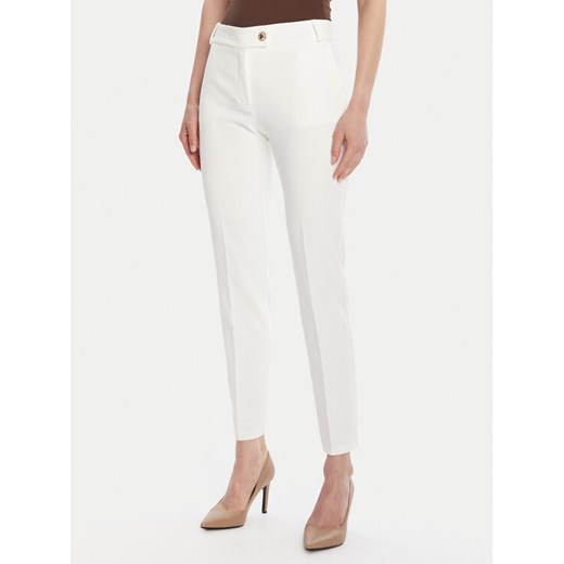 Rinascimento Chinosy CFC0126225003 Biały Slim Fit ze sklepu MODIVO w kategorii Spodnie damskie - zdjęcie 185466360