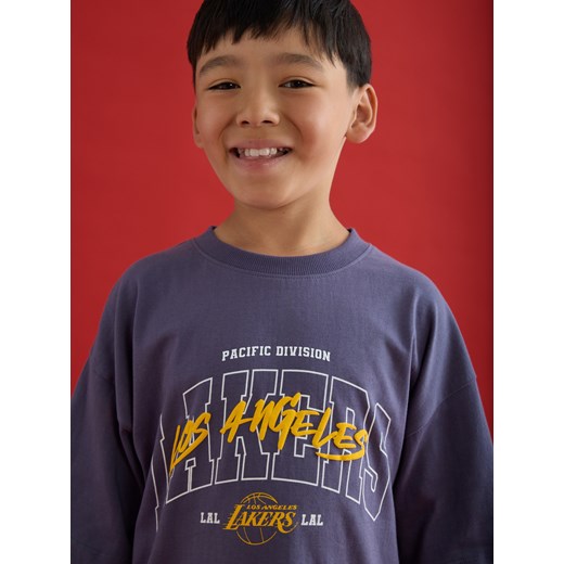 Reserved - T-shirt Los Angeles Lakers NBA - ciemnofioletowy ze sklepu Reserved w kategorii T-shirty chłopięce - zdjęcie 185472751