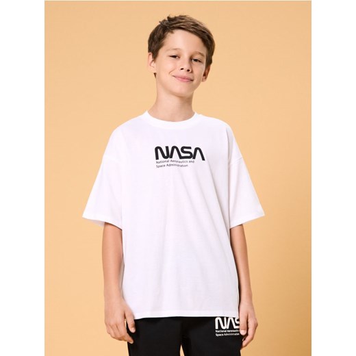 Sinsay - Bawełniana koszulka z krótkim rękawem z napisem NASA - biały ze sklepu Sinsay w kategorii T-shirty chłopięce - zdjęcie 185479524