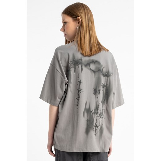 Szary t-shirt oversize z autorską grafiką z tyłu, kolor - szary, rozmiar - 140 ze sklepu REPORTER w kategorii Bluzki dziewczęce - zdjęcie 185480972