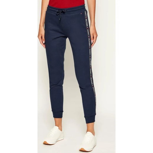 Tommy Hilfiger Spodnie dresowe | Regular Fit ze sklepu Gomez Fashion Store w kategorii Spodnie damskie - zdjęcie 185488611