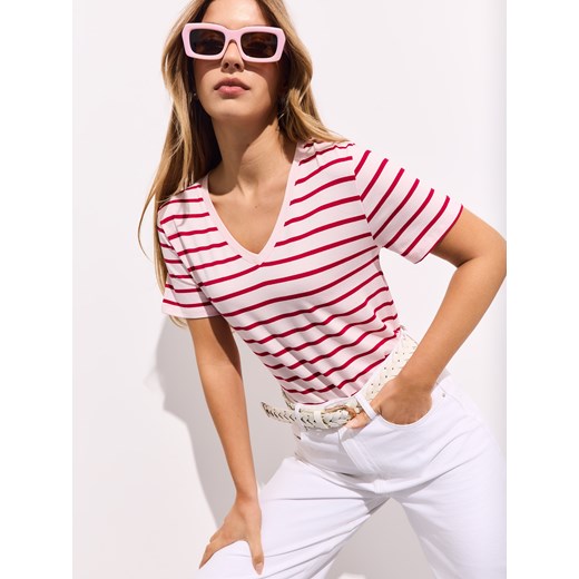 Mohito - Czerwono-różowy t-shirt z dekoltem V - fioletowy ze sklepu Mohito w kategorii Bluzki damskie - zdjęcie 185491634