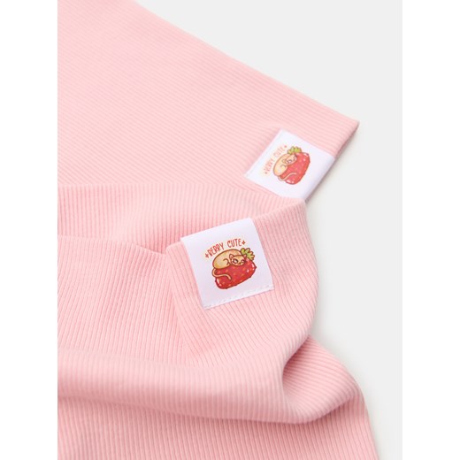 Sinsay - Prążkowana czapka z kominem i ozdobną naszywką - różowy Sinsay M Sinsay