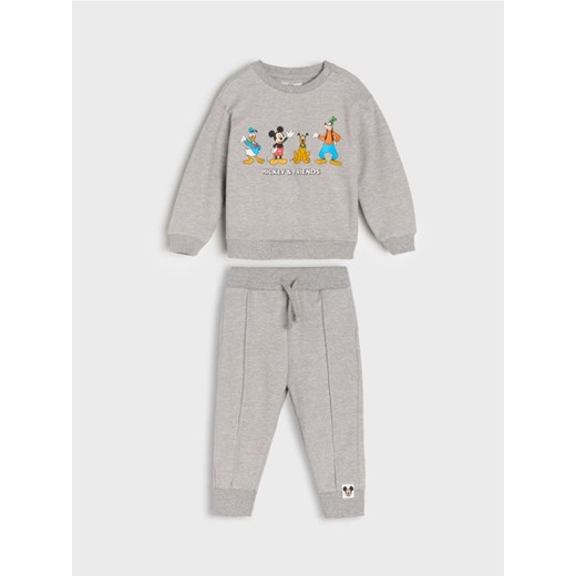 Sinsay - Komplet dresowy z nadrukiem na plecach Mickey Mouse - szary - id: 594EM-9MM - marki Sinsay - 185500991 Sinsay - Komplet dresowy z nadrukiem na plecach Mickey Mouse - szary ze sklepu Sinsay w kategorii Komplety niemowlęce - zdjęcie 185500991