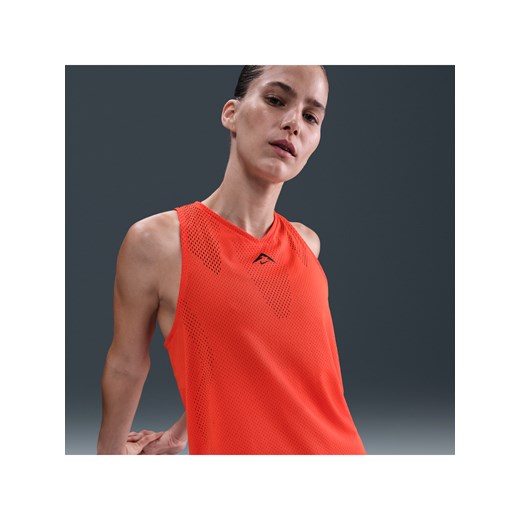 Damska koszulka bez rękawów do biegania Dri-FIT ADV Nike Trail - Czerwony ze sklepu Nike poland w kategorii Bluzki damskie - zdjęcie 185507014