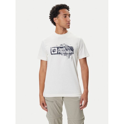 Jack Wolfskin T-Shirt Brand T A64116 Écru Regular Fit ze sklepu MODIVO w kategorii T-shirty męskie - zdjęcie 185507583
