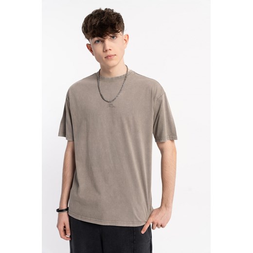 Beżowy t-shirt z efektem sprania, rozmiar - 170, kolor - beżowy ze sklepu REPORTER w kategorii T-shirty chłopięce - zdjęcie 185522840