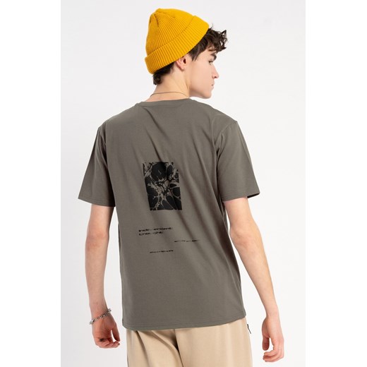 Khaki t-shirt z autorską grafiką z tyłu, rozmiar - 140, kolor - khaki ze sklepu REPORTER w kategorii T-shirty chłopięce - zdjęcie 185522852