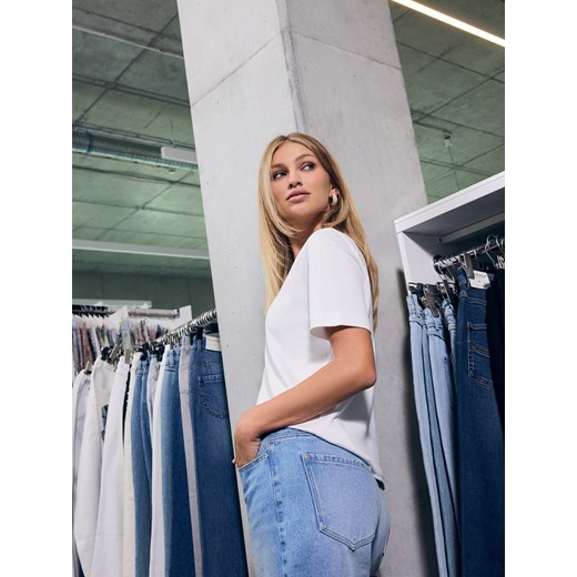 Mohito - Biały t-shirt z merceryzowanej bawełny - biały ze sklepu Mohito w kategorii Bluzki damskie - zdjęcie 185537090