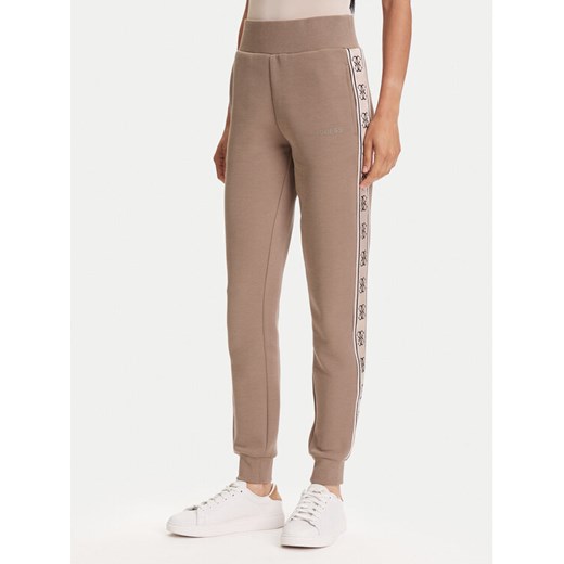 Guess Spodnie dresowe V2YB15 KB3P2 Brązowy Regular Fit ze sklepu MODIVO w kategorii Spodnie damskie - zdjęcie 185564363