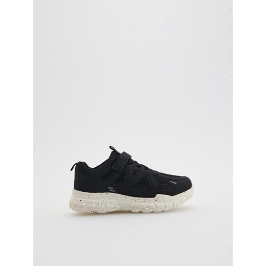 Reserved - Klasyczne sneakersy - czarny ze sklepu Reserved w kategorii Buty sportowe dziecięce - zdjęcie 185574154
