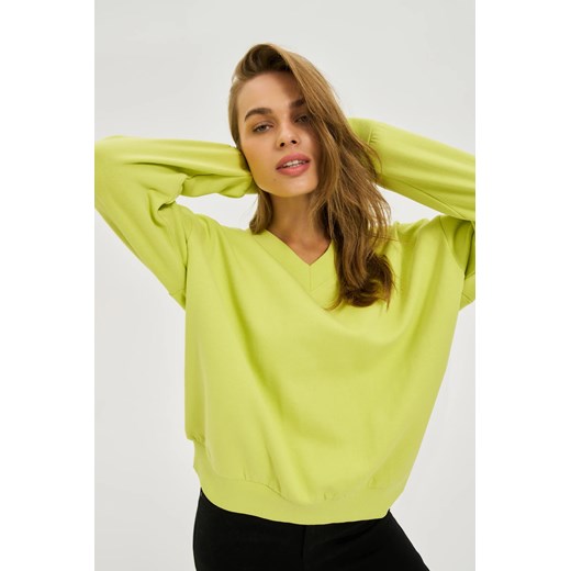 Bluza z dekoltem w serek limonkowa ze sklepu Moodo.pl w kategorii Bluzy damskie - zdjęcie 185584972