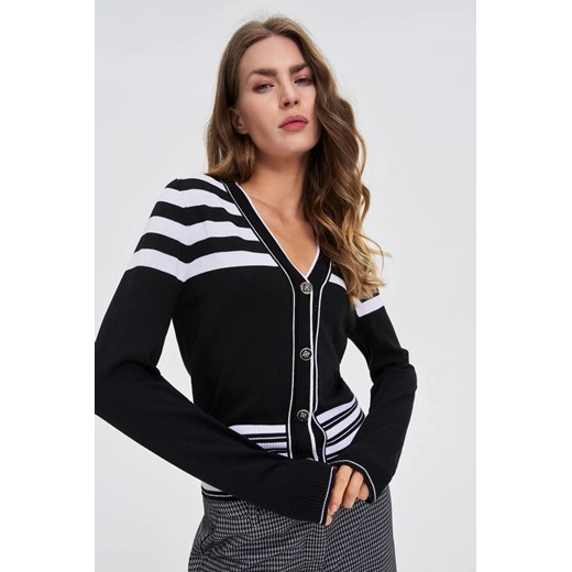 Sweter z ozdobnymi guzikami czarny ze sklepu Moodo.pl w kategorii Swetry damskie - zdjęcie 185584981
