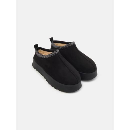 Sinsay - Ocieplane klapki z kożuszkiem - czarny Sinsay 37 Sinsay