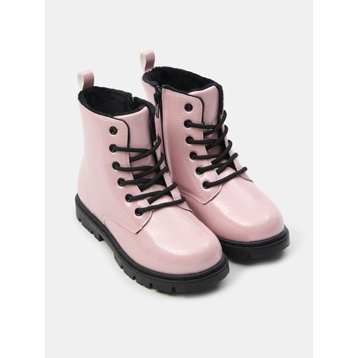 Sinsay - Lakierowane botki z ociepleniem - różowy Sinsay 28 Sinsay