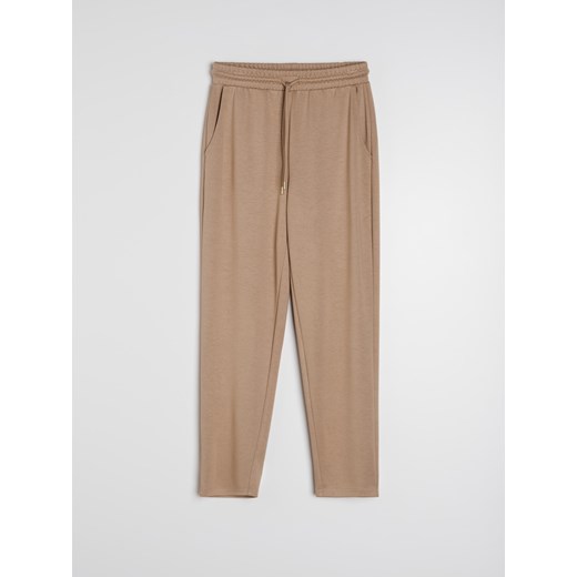Sinsay - Spodnie soft touch z dodatkiem wiskozy - beżowy Sinsay XS Sinsay