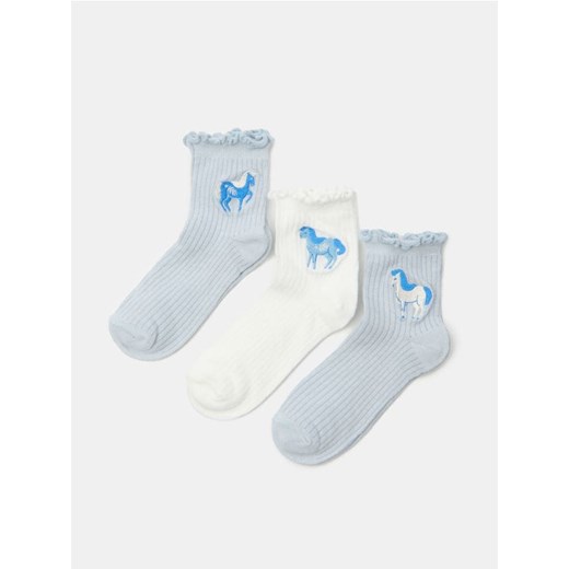 Sinsay - Prążkowane skarpetki z haftem 3 pack - wielobarwny - id: 674FF-MLC - marki Sinsay - 185591990 Sinsay - Prążkowane skarpetki z haftem 3 pack - wielobarwny ze sklepu Sinsay w kategorii Skarpetki dziecięce - zdjęcie 185591990