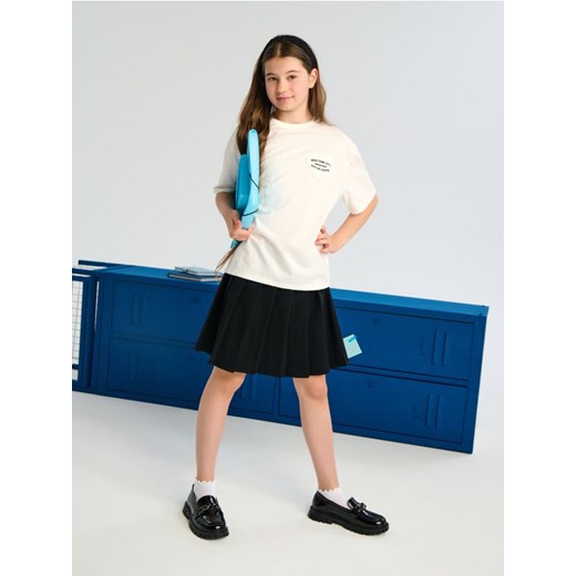 Sinsay - Koszulka z ozdobną naszywką - kremowy - id: 079FA-01X - marki Sinsay - 185598292 Sinsay - Koszulka z ozdobną naszywką - kremowy ze sklepu Sinsay w kategorii Bluzki dziewczęce - zdjęcie 185598292