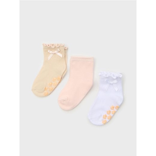 Sinsay - Skarpetki antypoślizgowe 3 pack - wielobarwny - id: 692FF-MLC - marki Sinsay - 185598363 Sinsay - Skarpetki antypoślizgowe 3 pack - wielobarwny ze sklepu Sinsay w kategorii Skarpetki dziecięce - zdjęcie 185598363