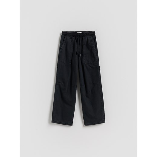 Reserved - Bawełniane spodnie - czarny - id: 621FM-99X - marki Reserved - 185599594 Reserved - Bawełniane spodnie - czarny ze sklepu Reserved w kategorii Spodnie chłopięce - zdjęcie 185599594