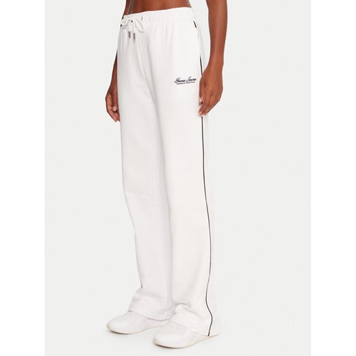 Guess Jeans Spodnie dresowe W5YB32 K68I4 Biały Regular Fit ze sklepu MODIVO w kategorii Spodnie damskie - zdjęcie 185606201