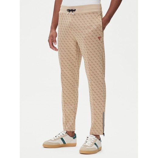 Guess Spodnie dresowe Z2BB05 K7122 Beżowy Regular Fit ze sklepu MODIVO w kategorii Spodnie męskie - zdjęcie 185634954